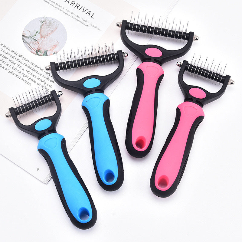 Four dematting combs in blue and pink arranged on a desk