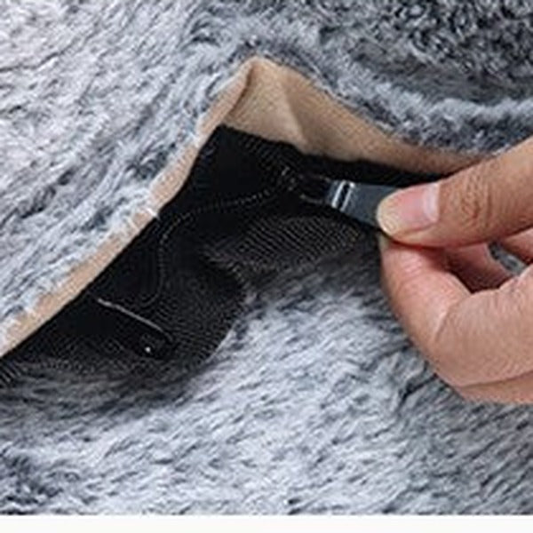 Close-up of the zip that runs around the removable cover