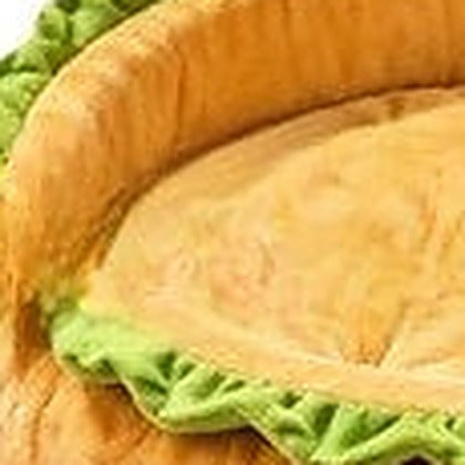 Close-up of the ruffled green lettuce-style trim on the rim