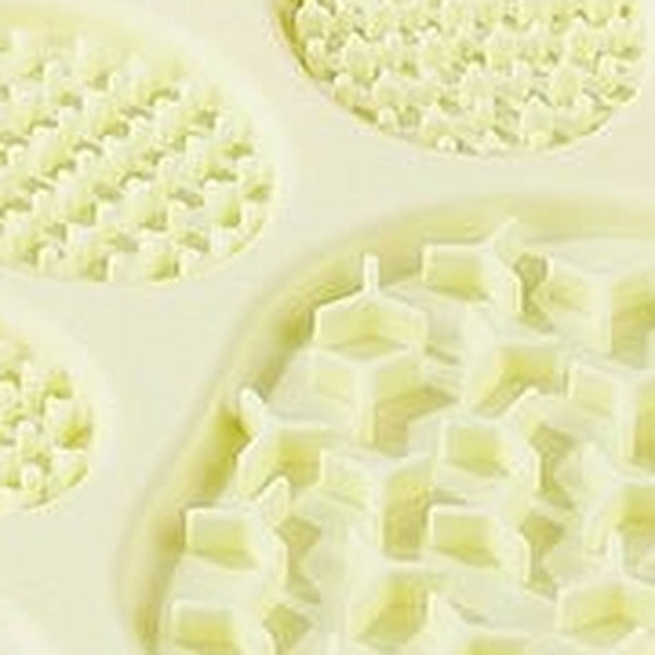 Close-up of the paw-shaped pads and the moulded edge