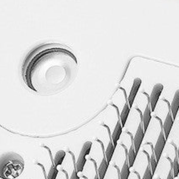 Close-up of the bristle field and the mist nozzle set between them